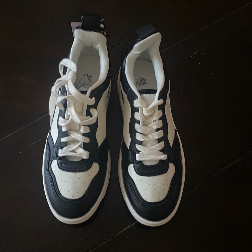 Black and White Sneakers size 7
